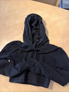 TALENTLESS Black Cropped Hoodie